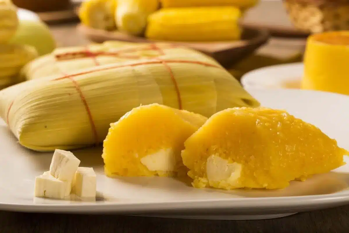 Pamonha na palha salgada recheada