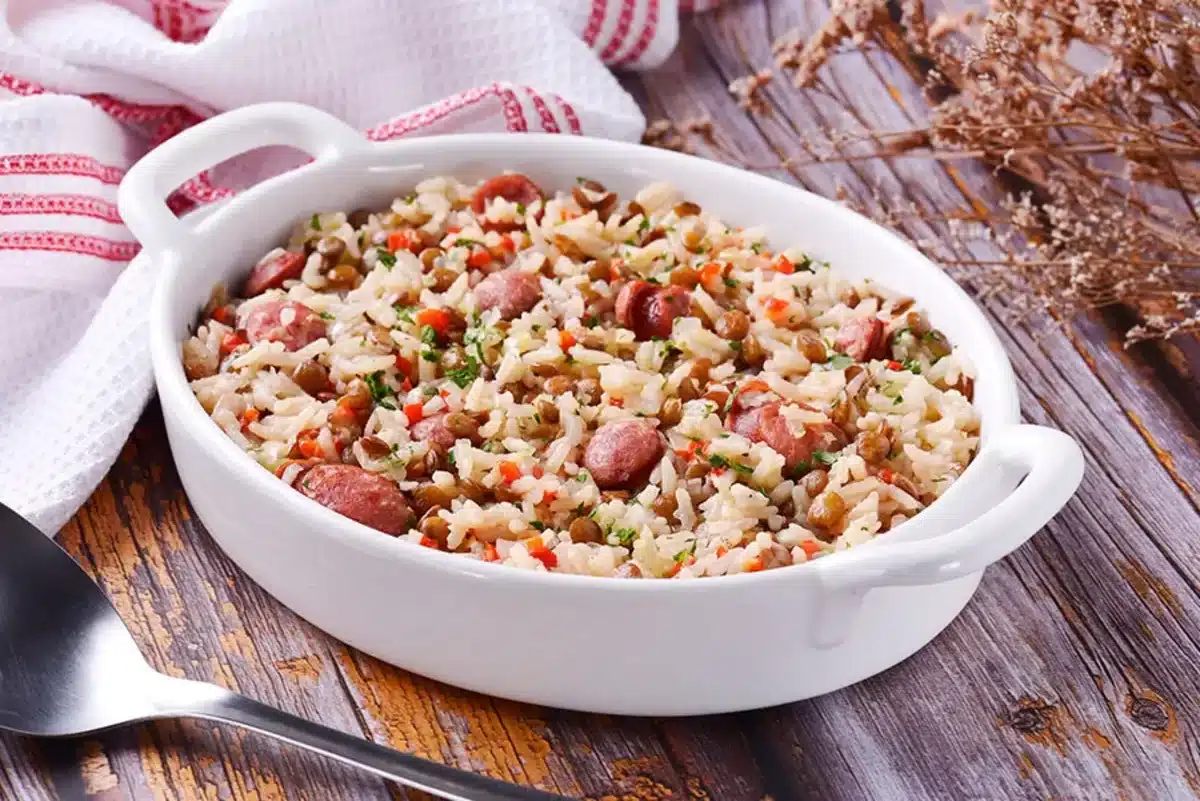 Arroz com lentilha e calabresa